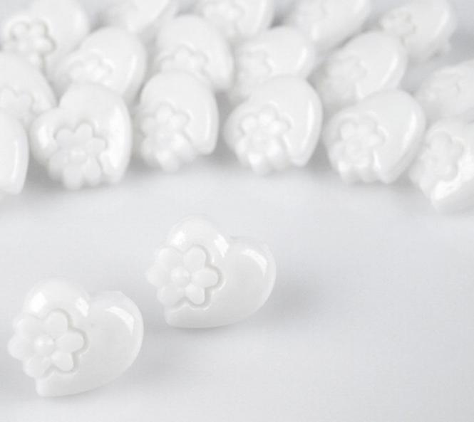 10 Knöpfe Herzen mit Blumen weiß 